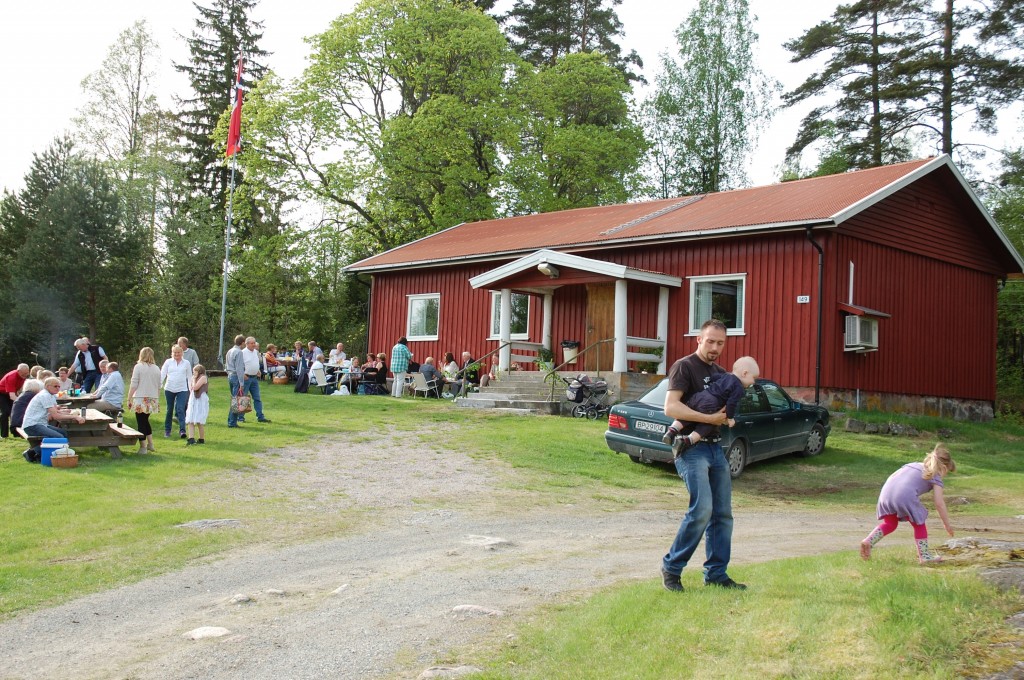 Folk samlet utenfor Grusjø Grendehus