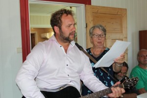 Håkon Hauer og Mona Rambøl ga en musikalsk gave til Harald Schøyen.