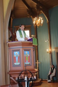Harald Schøyen på prekestolen i Vestmarka kirke.