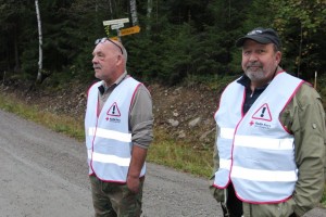 Oddbjørn Slartmann (t.v.) og Per Olav  Rønning dirigerte trafikken så alle måtte kjøre utenom ulykkesstedet.