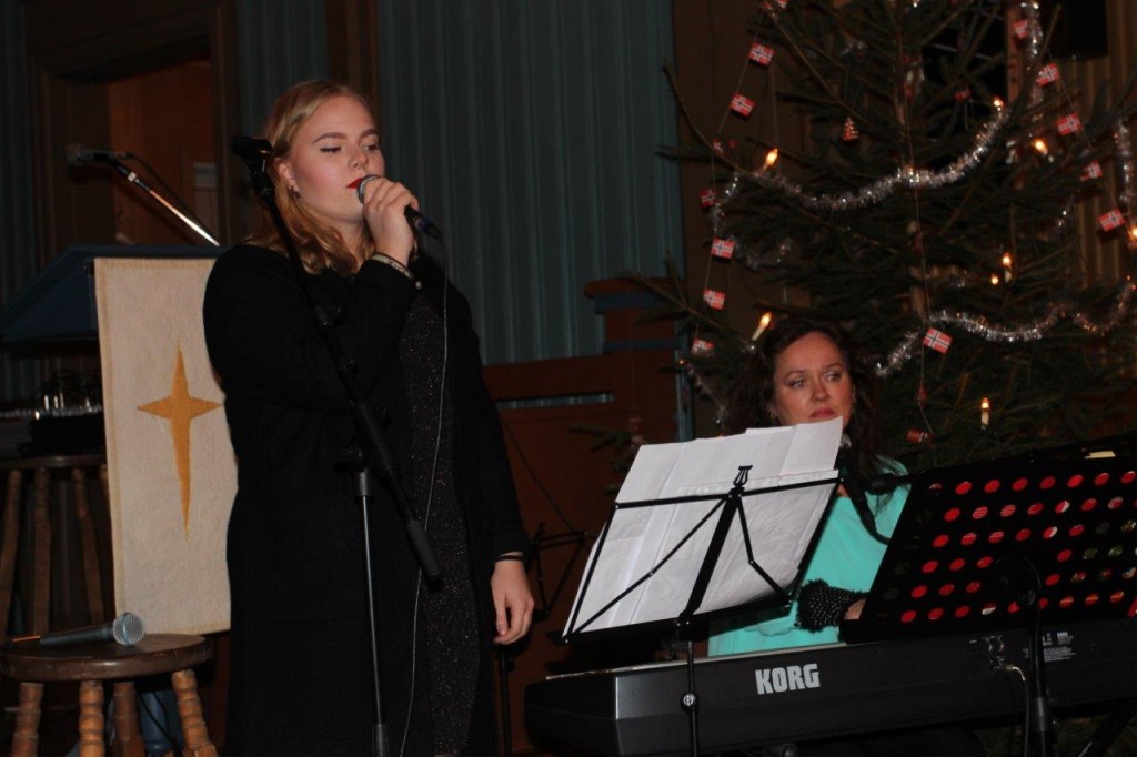 Mina Utstrand og Monika Walter bidro med vakker julesang på engelsk.