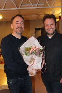 Etter mange år i styret i VIL sa Erik Grande (t.v.) takk for seg og ble hedret med blomster av leder Håkon Hauer.