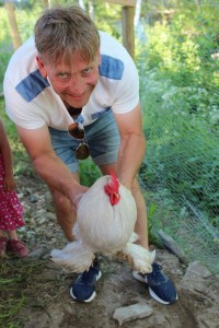 Ole Viggo har ansvaret for å legge hanen og hønene så ikke reven tar dem.