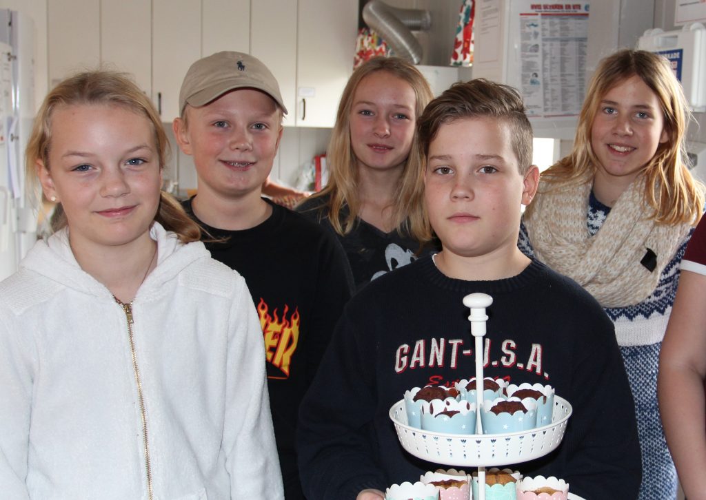 Syvende klassetrinn ga hele café omsetningen etter Åpen dag til Unicef. Fra venstre Marthe Sørli, Andreas Gundahl, Yrja Walter, Max Stensen Schulze og Caroline Karlsen.