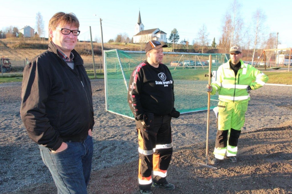 Ola Klanderud, Jo Inge Bakken og Ola Johannessen ser til at grunnarbeidet er klart.