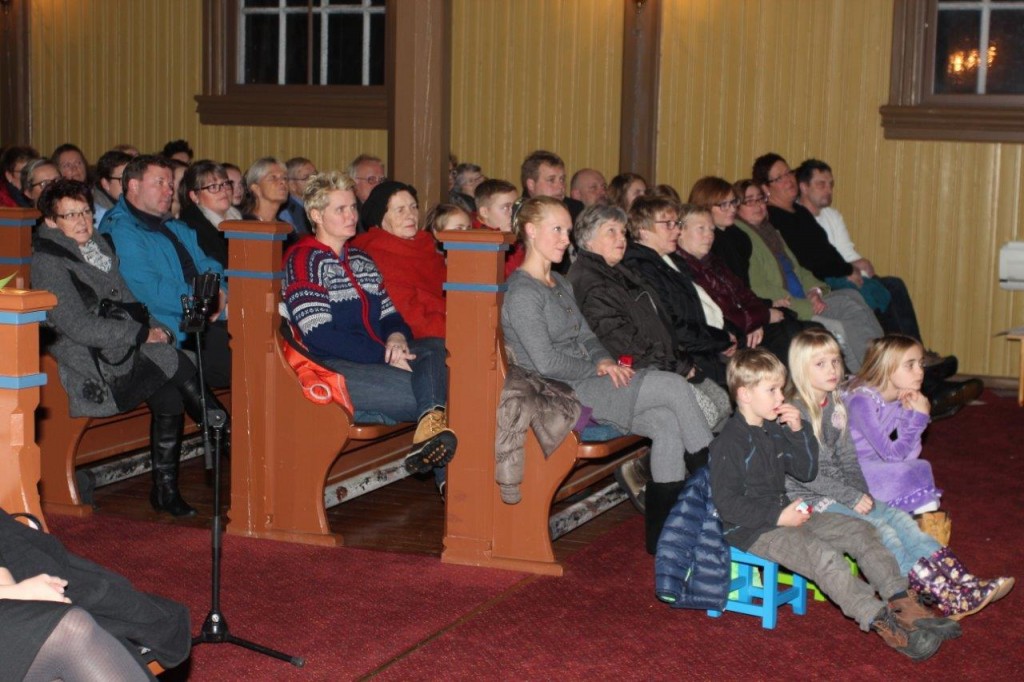 Over 250  publikummere i julestemning fylte opp Vestmarka kirke