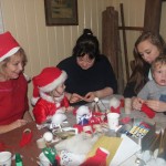 I barnas juleverksted var det stor aktivitet.