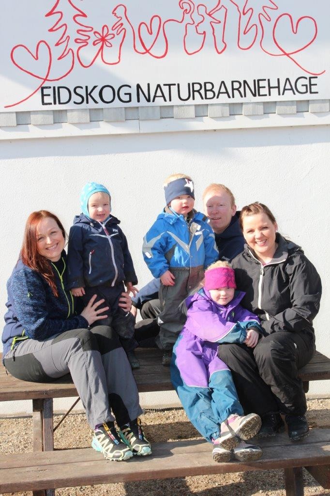 (IMG_2287): Fra venstre Ida Gulbrandsen med sønnen Viktor Huse Ingelsrudøya 2 ½ år, Ole Roger Askerud med sønnen Iver 2 ½ år og barnehage styrer Lene Bonnerud Askerud med datteren Nora 6 år.