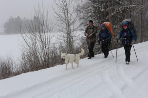 Erling  Hauer med hunden sin fulgte Gretha Skaug og Anita Henriksen et stykke på Vekterveien fra Vestmarka til Tobøl.