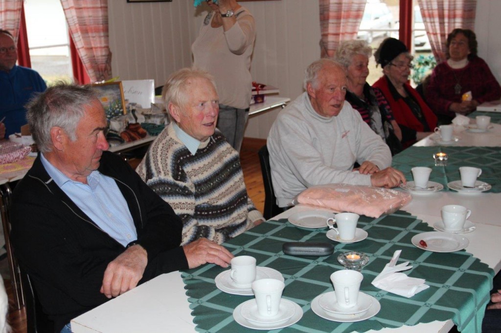 Kjell Ljøner, Herman Svarthaugen og Gunnar Th. Sæther var tre av over 40 som hygget seg rundt kaffebordet på årets basar.
