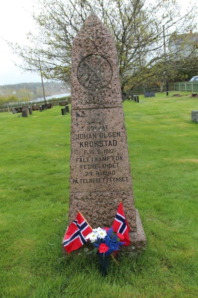 Minnestein for en fallen soldat fra Vestmarka i 1940 ferdig pyntet til 17. mai.
