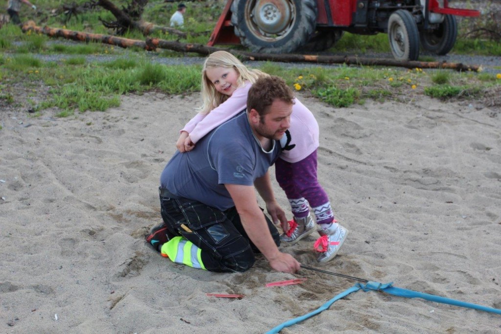 Kilma og Håkon gjør klar sandvolley bana til Vestmarkadagen.