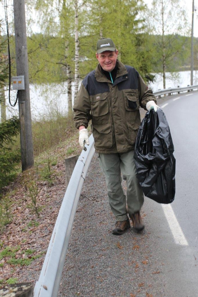 Erling Hauer fylte søppelsekken på veien fra Brustadvika til de nedlagte butikkene.