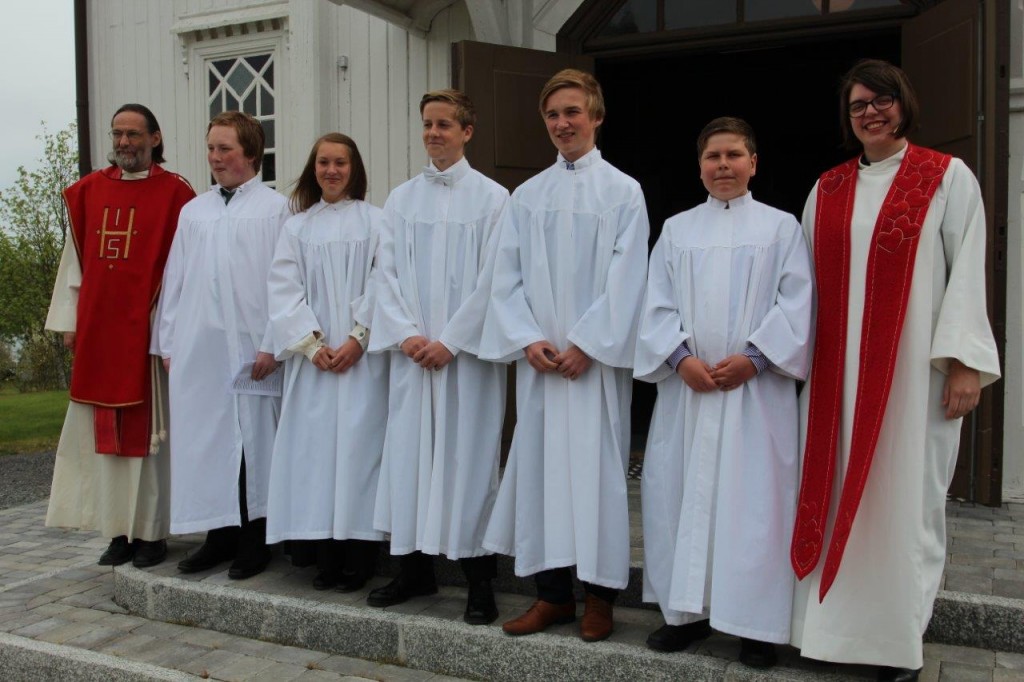 Fem konfirmanter i Vestmarka menighet 2015 flankert av to prester på kirketrappa.