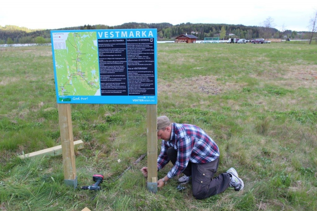 Stor informasjonstavle for Vekterveien settes opp Brustadvika av Jan Tore Kraft (foto Hans Dyblie)