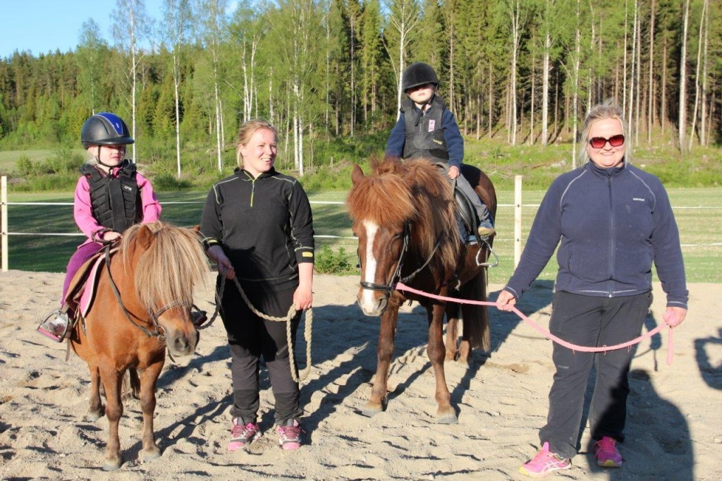 Både Nora Bonnerud Askerud på ryggen til Tussan og leder Solvår Taugbøl, og Viljar Walter med hesten Hetja og leder Toini Johnsen trivdes meget godt hos familien Nygård Bakken.