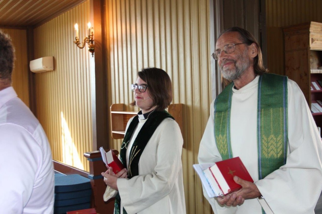 Harald Schøyen og Bettina Eckbo i prosesjon inn i Vestmarka kirke.