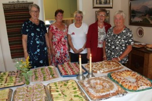 Damene i Vestmarka Sanitetsforening sto for serveringen da Harald Schøyen gikk over i pensjonistenes rekker søndag 23. august.