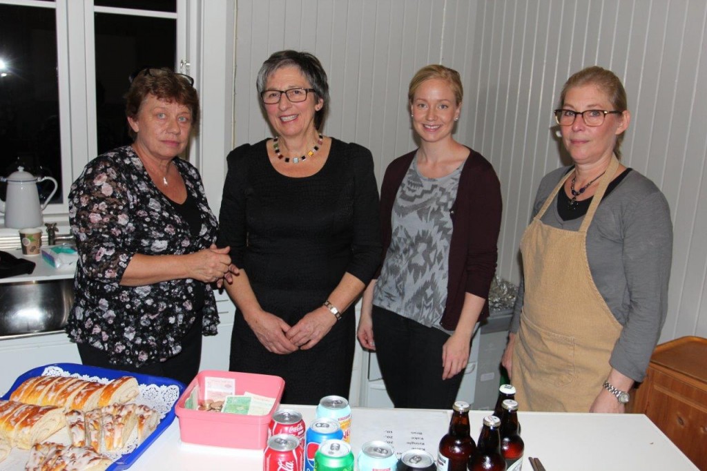 Kjøkkenpersonalet hadde en travel kveld. Fra venstre Berit Ljøner, Inger Monsrud, Maylen Hansen og Anne Bodding.
