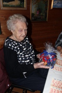 93 årige Olga Halvorsrud var meget fornøyd med julebordet, og gleden var stor da hun i tillegg vant en av de gjeve gevinstene.