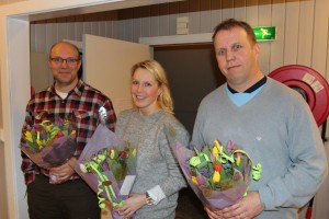 Jan Tore Kraft (f.v.), Hanny Gundahl og Ole Steinar Kulblik gikk ut av styret, og fikk blomster som takk for mange års innsats.