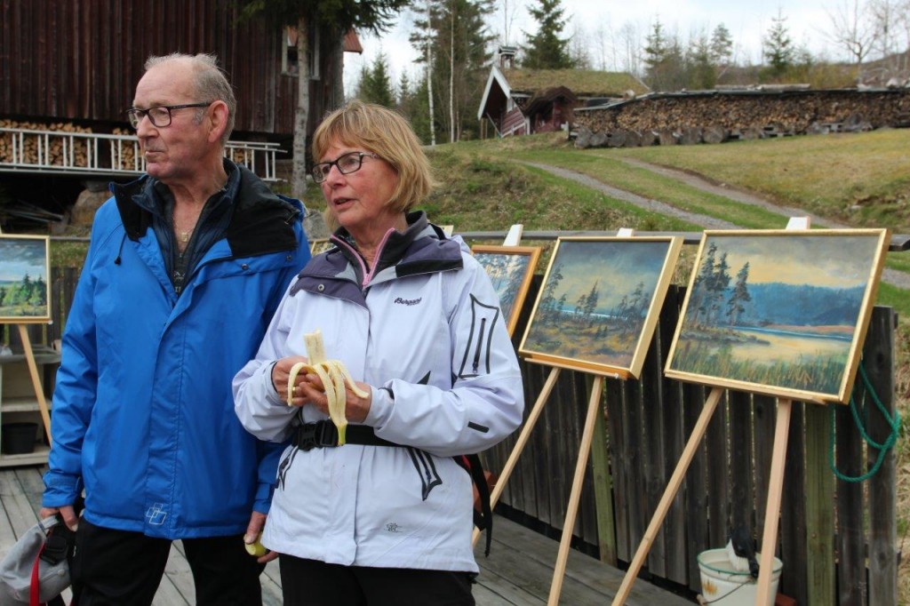 Kerstin og Kjell Ove Helland har flyttet fra Askøy ved Bergen til Skotterud, og synes at turene på Vestmarka hver tirsdag i regi av DNT er en glad og trivelig affære.