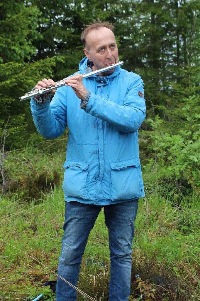 Dagens musiker Mårten Berget spilte vakker musikk både utendørs og i kirken.