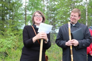 Presten Günther Hölscher i Eda-Skillingmark overrakte en svensk pilegrimstav til sokneprest Bettina Eckbo i grensegata før vandringen startet.