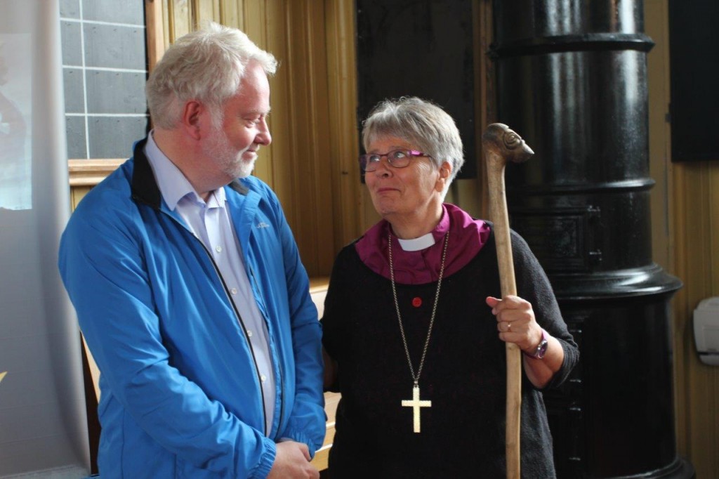 Riksantikvar Jørn Holme overrakte sin egen pilegrimsstav til biskop Solveig Fiske.