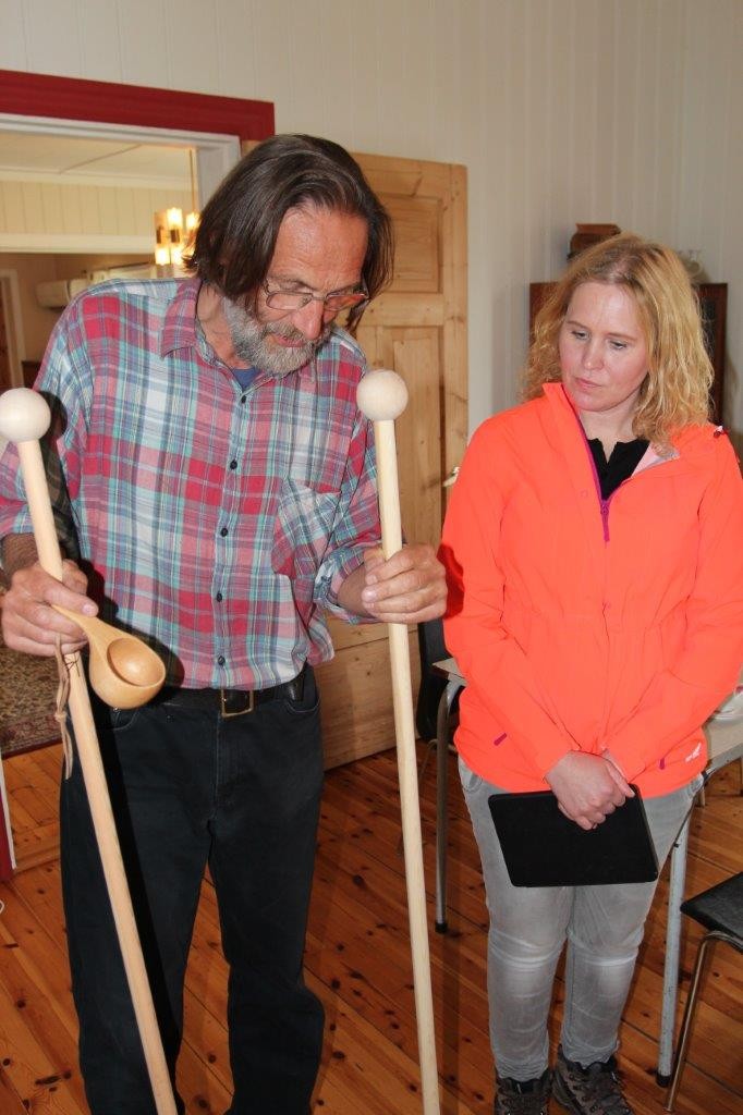 Pensjonert sokneprest Harald Schøyen gir ordfører Kamilla Thue en pilegrimstav.