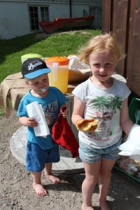 Søsknene Scott og Amalie i Eidskog Naturbarnehage var raske til å sikre seg varme vafler på forsommerens markedsdag.