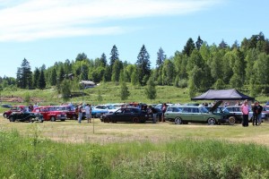 Mange retrobiler på vestsiden av Buåa. Foto: Hans Dyblie