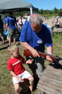 Morfar Vidar gjør klar luftgeværet til Sverre. Foto: Hans Dyblie