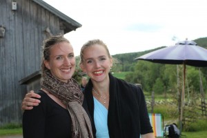 Berit Billingsø (t.v.) og Marianne Bye Granheim viste frem sine meget gode musikalske kvaliteter på søndagens konsert på Eidskog bygdetun Almenninga. Til stor glede for et entusiastisk publikum.