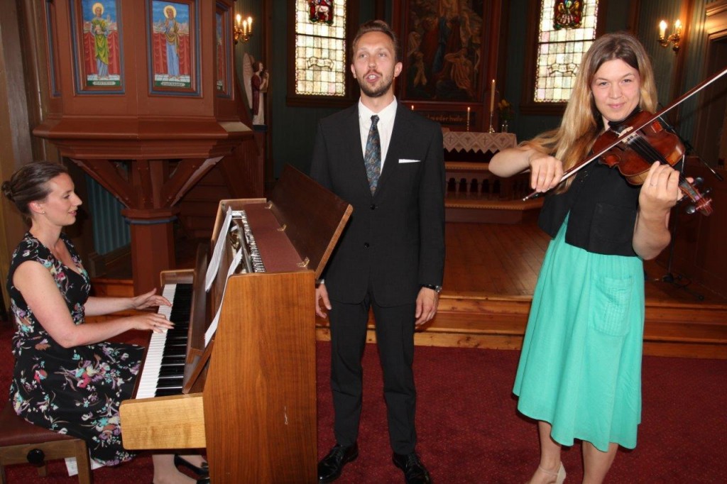 Vestmarkingene Berit Billingsø på piano, tenor Knut Kristian Mohn og fiolinist Maren Rambøl Ruud viste sine meget gode musikalske sider under ”Sommernatt” -konserten i Vestmarka kirke.