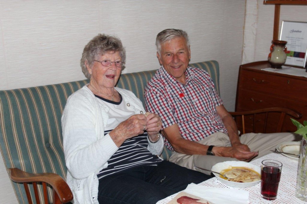 Svanhild Vestli og Johnny Kristiansen er gamle kjente, og hadde mye å snakke om etter grøtspisingen på sommeråpningen.