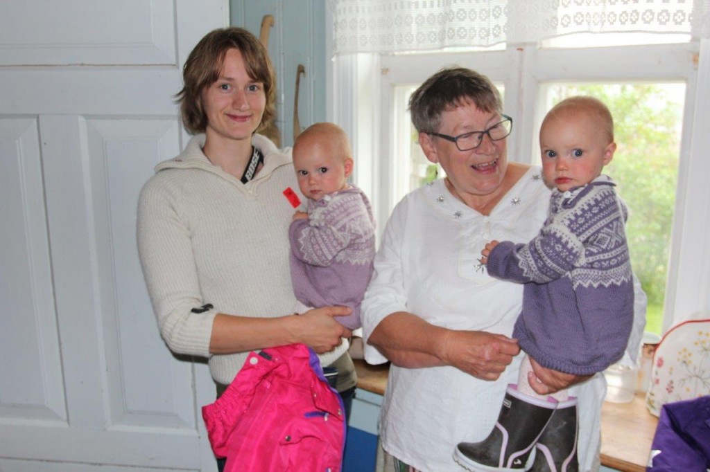 Tvillingene Ella på mamma Karianne Øverby sin arm, og Anna på armen til grandtante Mette Øverby venter på sin porsjon grøt.