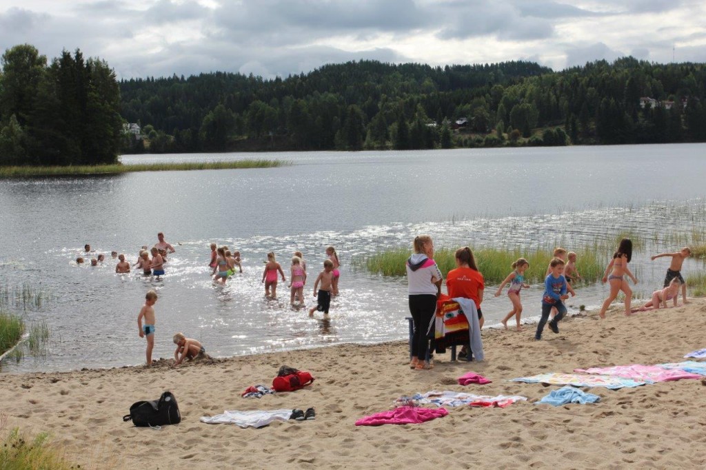 Å bade i Harstadsjøen var varmt og godt i følge ungdommen.