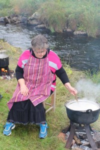 Ing-Mari Gaustad kokte såpe nede ved elvebredden.