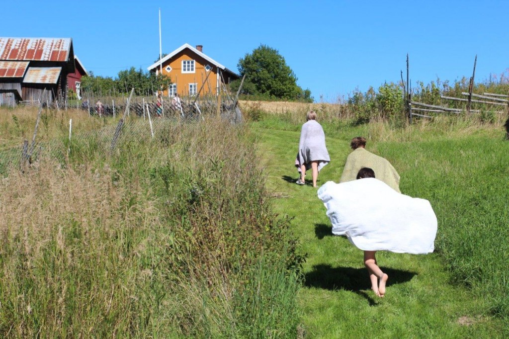 Etter et friskt bad i Buåa var det tid for mer praktisk undervisning.