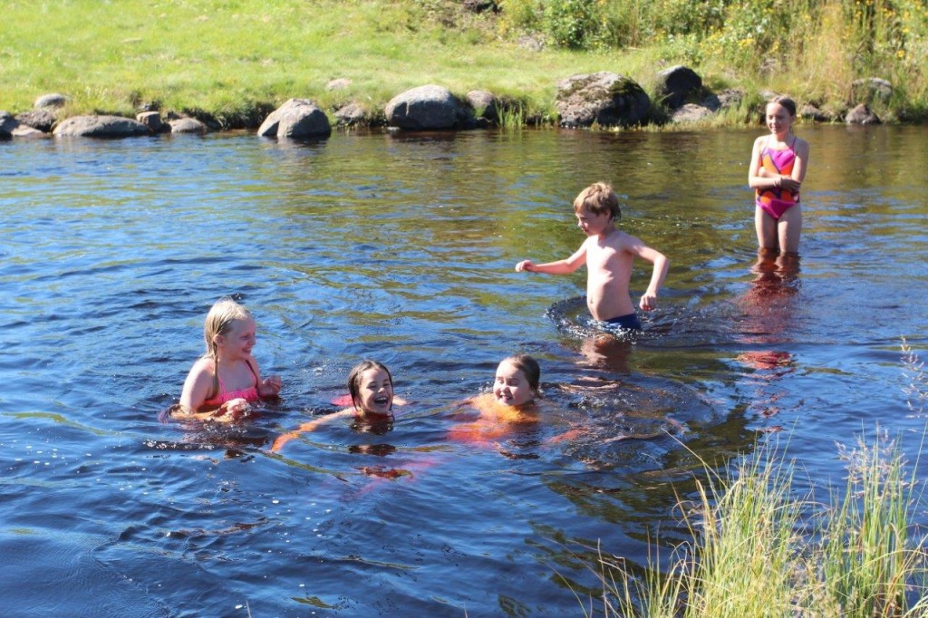 Det var lagt inn tid for bading i Buåa, og alle elevene hadde det moro i vannet. Som for de unge badende var mer enn varmt nok.