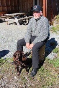 Kai Ljøner og hunden Ally venter storinnrykk ved gapahuken i Brustadvika onsdag 7. september.