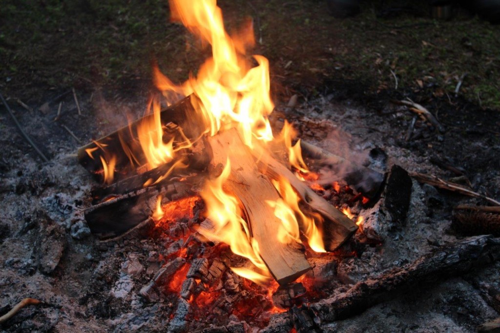 Et varmende bål hører til i jaktskogen.