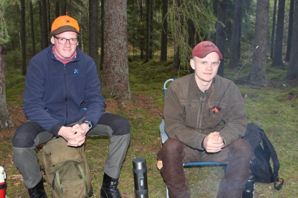 Kristoffer Karlsen (t.v.) og Christoffer Vestli har lang erfaring som jegere. Og begge syntes det var trivelig med de unge på jakt.