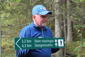 Kai Ljøner i DNT er glad for de nye skiltene på Vekterveien syd for Paradis. På veier som viser retning også til andre deler av Eidskog.