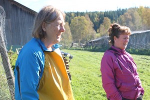 Matmødrene Jorunn Engen og Anita Pedersen tar farvel med årets julegris på bygdetunet.