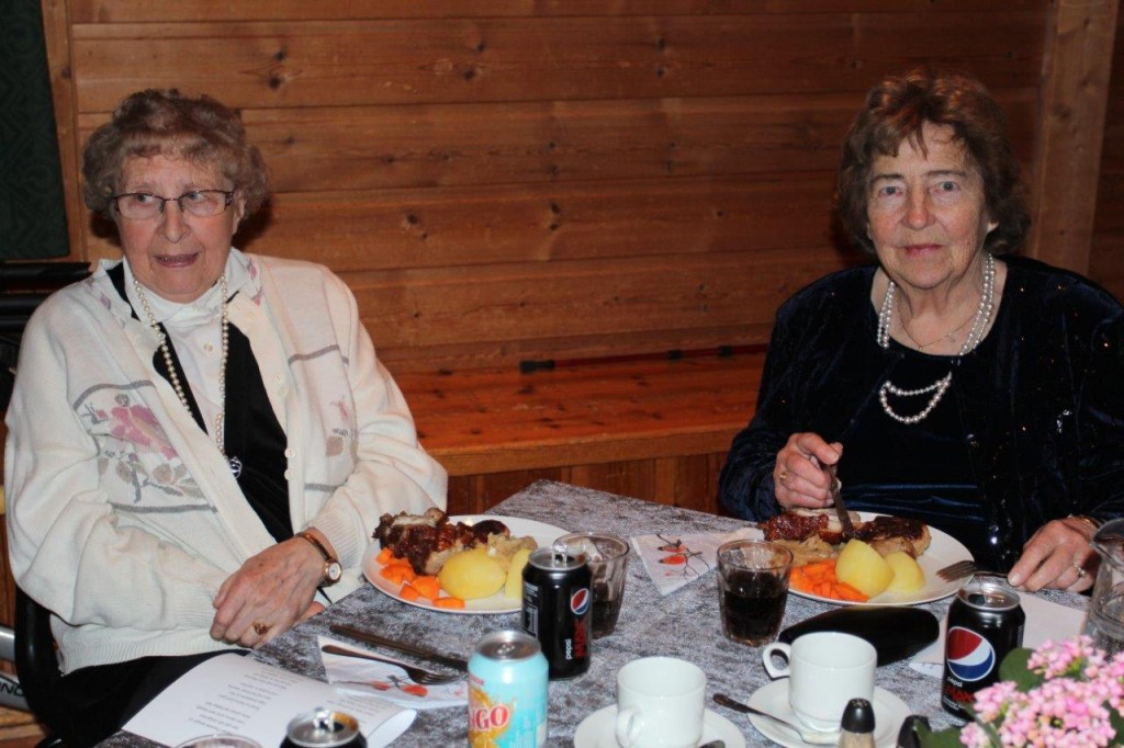 Ingrid Kraft (t.v) og Lise Rambøl er kjente fra gammelt av og trives godt på førjulsfesten til Vestmarka Grendelag.