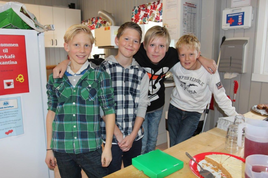 Georg Hajatko Stangnes, Andrè Kisen, Michael Pedersen og Isak Høvik Kaldrastøyl solgte mange delikatesser i Elevcafeen på Åpen dag.