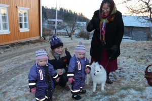 Tvillingene Ella og Anna tok del i førjulsfeiringen på bygdetunet sammen med mamma Karianne Øverby, grandtante Mette Øverby og hunden Suki.