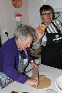 Anni og May Sandnes stekte goro på kjøkkenet i Austun.